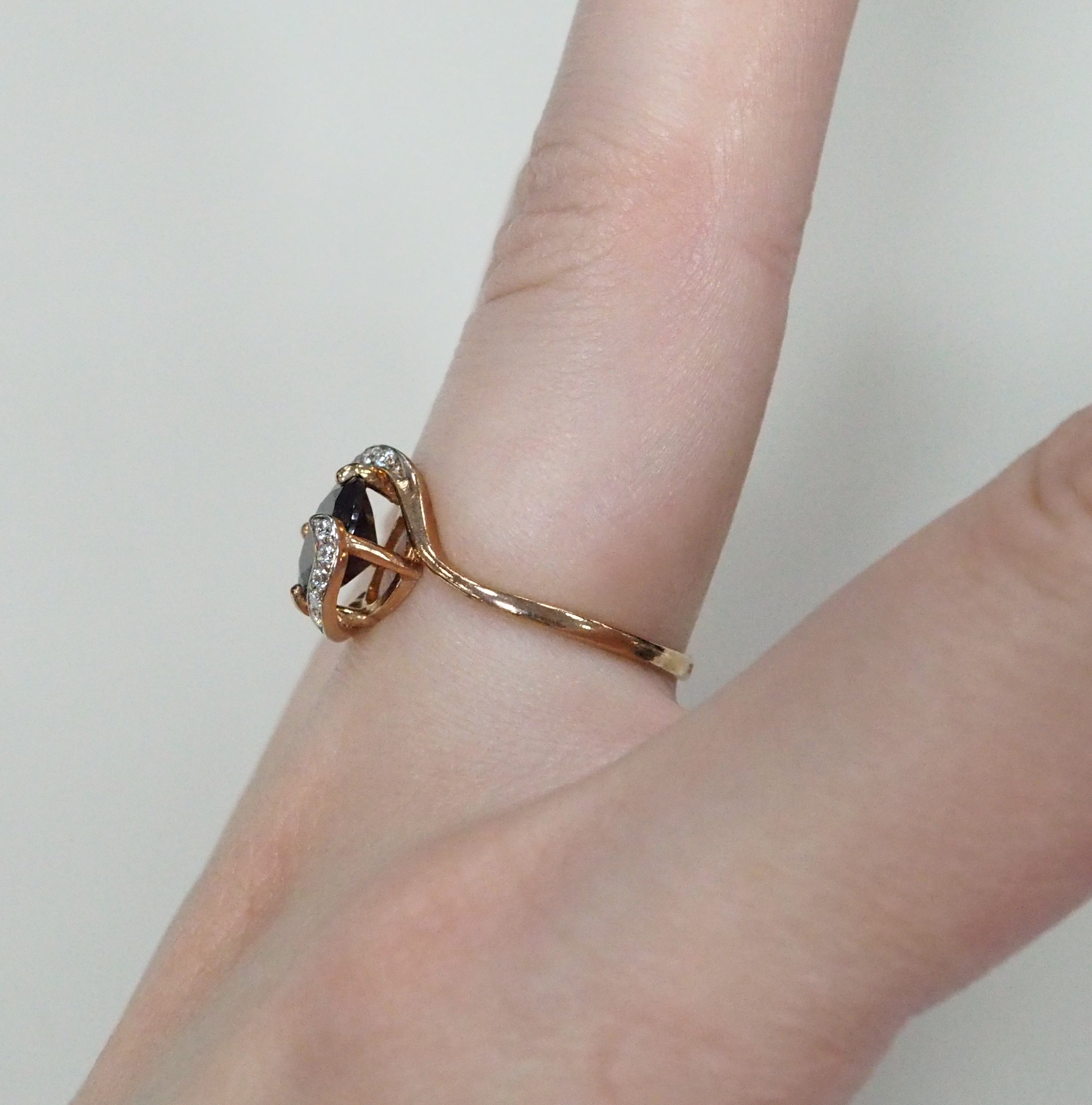Серебряное кольцо 925 пробы; вставки 1 Гранат; 13 Фианит бесцв.;